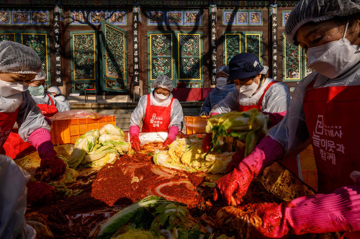 Sekitar 200 orang membuat 4.000 bungkus kimchi, makanan tradisional khas Korea, yang terdiri dari asinan sayuran seperti kol hasil fermentasi yang sebelumnya diberi bumbu pedas.