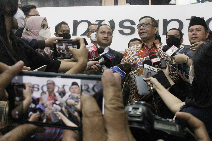 Menteri Koordinator Bidang Politik, Hukum dan Keamanan ( Menko Polhukam ) Mahfud MD (tengah) bersama degan Ketua Komite I DPD-RI Fachrul Razi (kiri) memberikan keterangan setelah pertemuan dengan Ketua DPD RI AA LaNyalla Mahmud Mattaliti di Ruang Delegasi Ketua DPD-RI, Gedung Nusantara III, Komplek Parlemen, Senayan, Jakarta, Kamis, 2 Desember 2021.