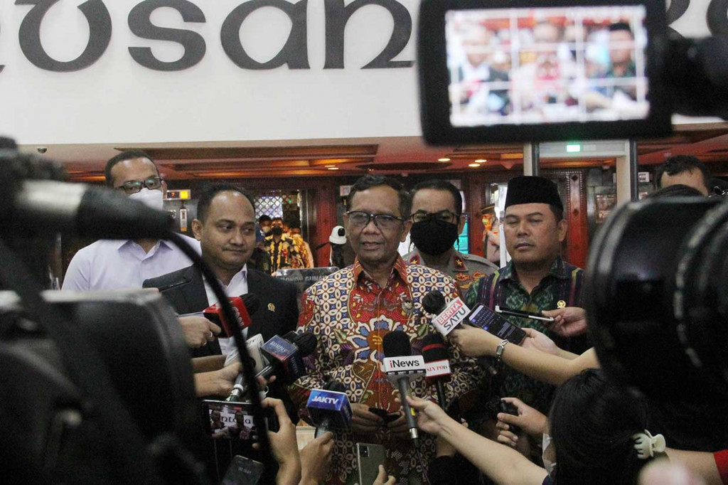 Menteri Koordinator Bidang Politik, Hukum, dan Keamanan (Menkopolhukam) Mahfud MD bertemu Ketua DPD RI LaNyalla Mattalitti membahas kasus Bantuan Likuiditas Bank Indonesia (BLBI), Kamis, 2 Desember 2021. Dia mengatakan kedatangannya tersebut untuk memenuhi undangan DPD RI untuk mengawasi kasus BLBI.