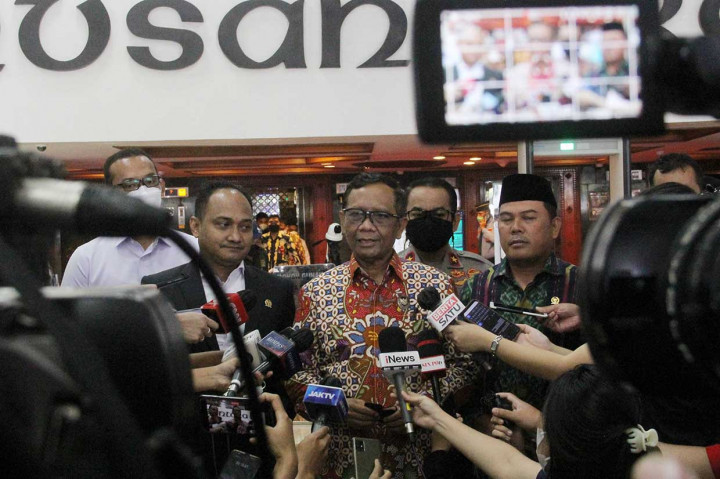 Menteri Koordinator Bidang Politik, Hukum, dan Keamanan (Menkopolhukam) Mahfud MD bertemu Ketua DPD RI LaNyalla Mattalitti membahas kasus Bantuan Likuiditas Bank Indonesia (BLBI), Kamis, 2 Desember 2021. Dia mengatakan kedatangannya tersebut untuk memenuhi undangan DPD RI untuk mengawasi kasus BLBI.