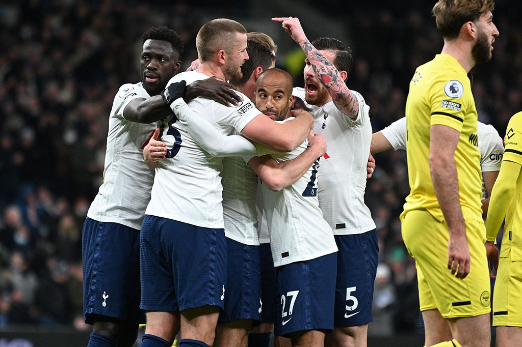 Tuan rumah membuka keunggulan pada menit ke-12 saat umpan silang Son Heung-min bisa diantisipasi oleh Pontus Jansson, tapi bola masuk ke gawang Brentford. Gol dinyatakan sebagai gol bunuh diri Sergi Canos.