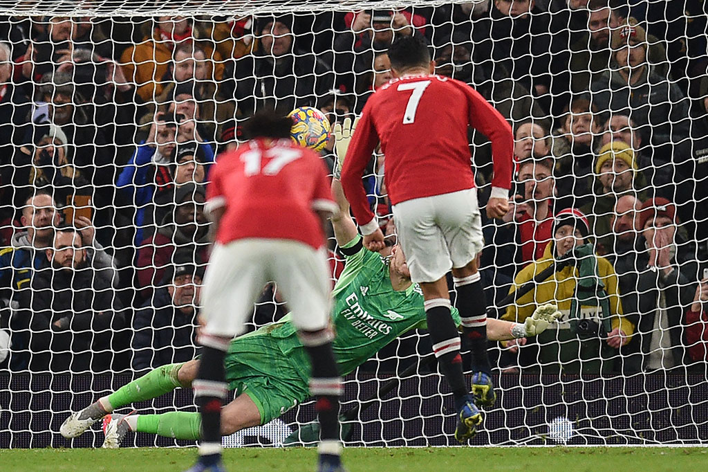 MU kemudian memperoleh hadiah tendangan penalti pada menit ke-69 setelah Odegaard melakukan pelanggaran terhadap Fred di dalam kotak terlarang. Ronaldo yang menjadi algojo sukses menjebol gawang Ramsdale sekaligus membawa MU sukses merestorasi keunggulan pada menit ke-70.