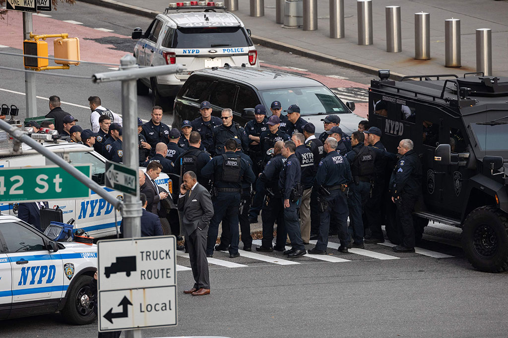 Petugas polisi berjaga-jaga di depan Markas Besar PBB di New York City, New York pada Kamis, 2 Desember 2021. Markas besar PBB ditutup sementara selama proses negosiasi polisi dengan seorang pria yang tampaknya memegang pistol di luar tempat itu. 