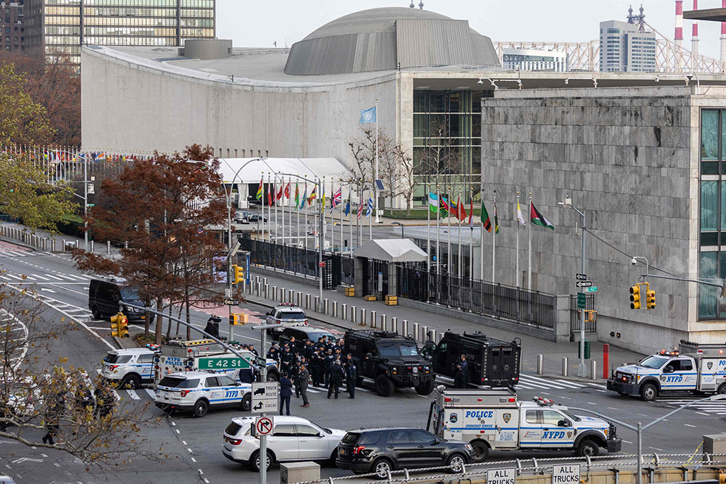 Polisi New York pada Kamis, 2 Desember 2021 waktu setempat berhasil menangkap seorang pria yang memegang senapan di luar Markas Besar PBB New York. Sebelumnya terjadi negosiasi menegangkan yang membuat jalan-jalan di sekitar tempat itu ditutup.