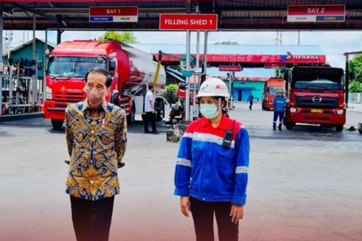 Di luar agenda yang sudah dijadwalkan, Presiden Joko Widodo (Jokowi) melakukan peninjauan ke Terminal Bahan Bakar Minyak (BBM) Sanggaran di Denpasar, Bali, Jumat, 3 Desember 2021.