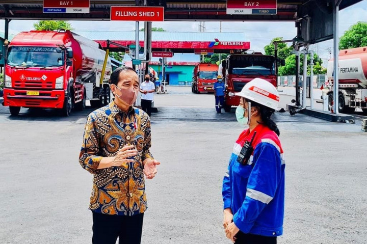 Di Terminal BBM milik PT Pertamina Persero itu, Presiden Jokowi menanyakan ketersediaan stok BBM. 
