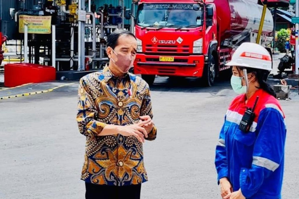 Supervisor Receiving, Storage and Distribution Region V Pertamina Ayu Kurniawati mengatakan kepada Presiden Jokowi bahwa stok dan pengiriman BBM ke wilayah Bali aman. 