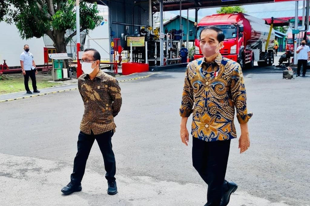 Tampak mendampingi Presiden dalam peninjauan itu adalah Menteri Sekretaris Negara Pratikno.