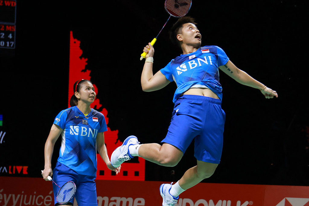 Apriyani Rahayu melancarkan smash ke arah lawannya Pearly Tan/Thinaah Muralitharan dari Malaya pada pertandingan ketiga babak penyisihan Grup A World Tour Finals, di Nusa Dua, Bali, Jumat, 3 Desember 2021.