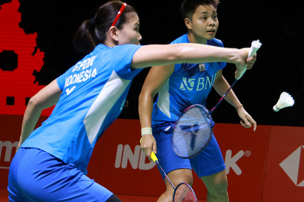 Ganda putri andalan Indonesia Greysia/Apriyani lolos ke babak semifinal World Tour Finals setelah mengalahkan Pearly Tan/Thinaah Muralitharan dari Malaysia, Jumat, 3 Desember 2021.