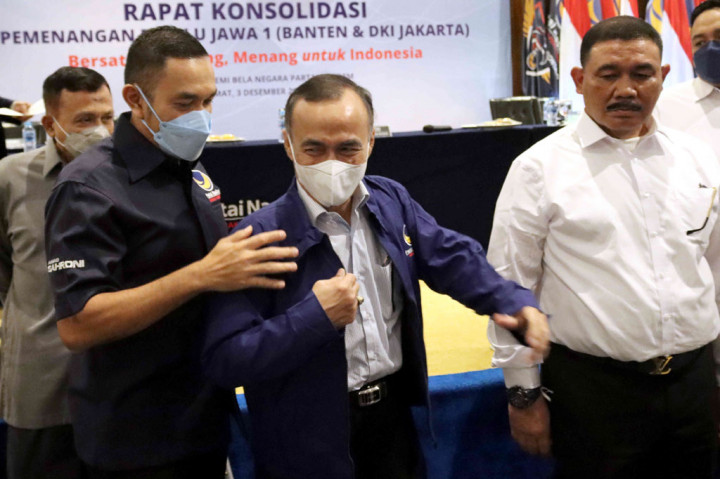 Bendahara Umum Partai NasDem Ahmad Sahroni (kiri) menyematkan jaket kepada para kader baru NasDem di antaranya Aeng Haerudin (tengah) mantan Ketua DPRD Provinsi Banten dari Partai Demokrat dan Ongen Sangaji (kanan) mantan Ketua DPW Partai Hanura & eks anggota DPRD DKI Jakarta, saat Rapat Konsolidasi Pemenangan Pemilu Partai NasDem Wilayah Jawa 1 (Banten & Jakarta), Jumat, 3 Desember 2021.