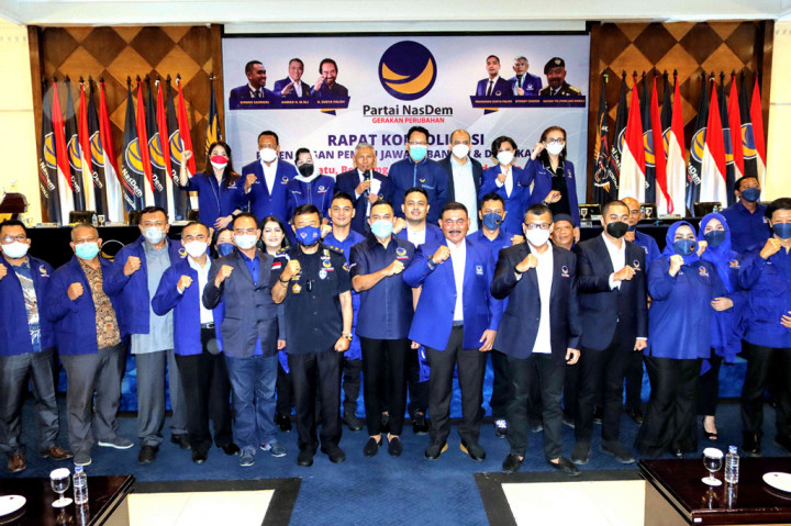 Selain 27 kader Hanura, politisi senior dan tokoh masyarakat juga ikut bergabung ke partai politik besutan Surya Paloh itu. Di antaranya mantan Ketua DPRD provinsi Banten dari Partai Demokrat Aeng Haerudin, mantan Kepala BIN Maluku Eden Gunawan, Ketua Asosiasi Pemerintahan Desa Seluruh Indonesia Kabupaten Serang, Santibi, Ketua Perkumpulan Uang Banten Kabupaten Pandeglang Wawan Ridwan, dan mantan Kepala Polda Banten Inspektur Jenderal Polisi (Purn) Zulkarnain.