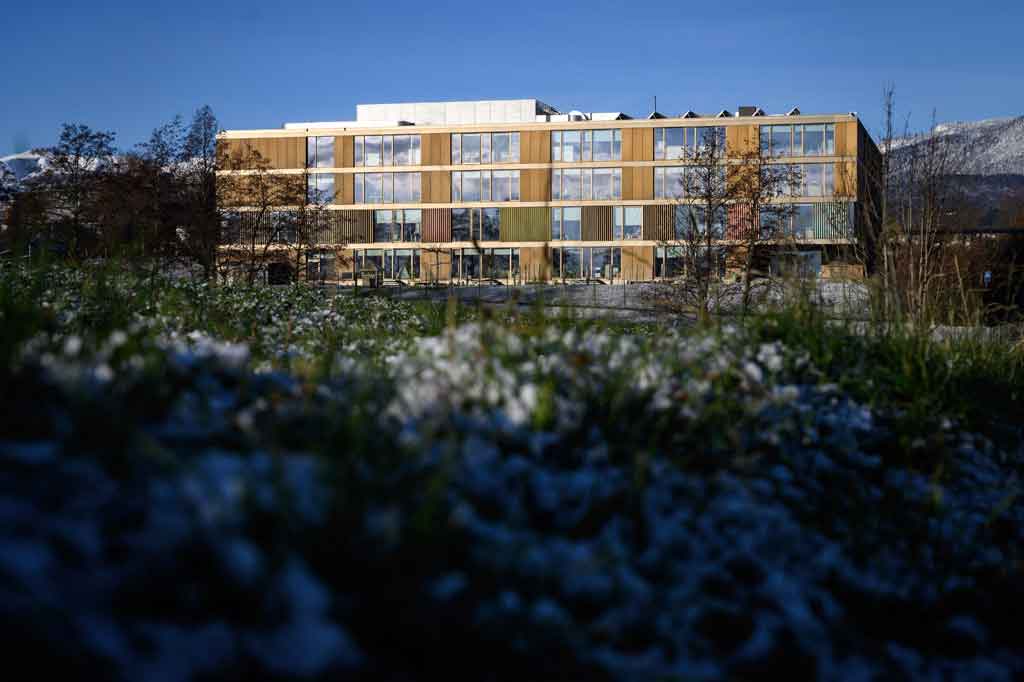 Jenewa, kota pusat keberadaan para diplomat internasional dan tempat markas besar Organisasi Kesehatan Dunia (WHO) berada, sebelumnya memastikan bahwa kasus pertama berasal dari seseorang yang datang kembali dari Afrika Selatan. Satu kasus lainnya diduga juga terkait dengan orang yang sama.