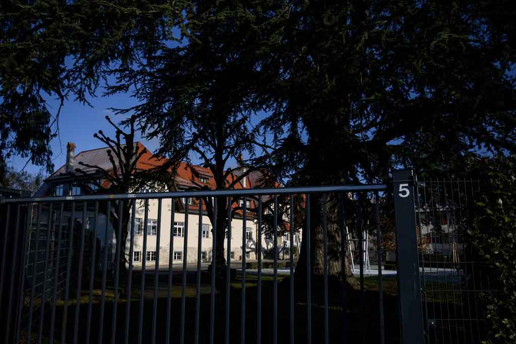 Pihak berwenang mengatakan 1.600 dari orang-orang yang dikarantina di Vaud dan Jenewa adalah anak-anak. Selain siswa, para orang tua, adik dan kakak siswa juga akan menjalani tes deteksi Omicron.