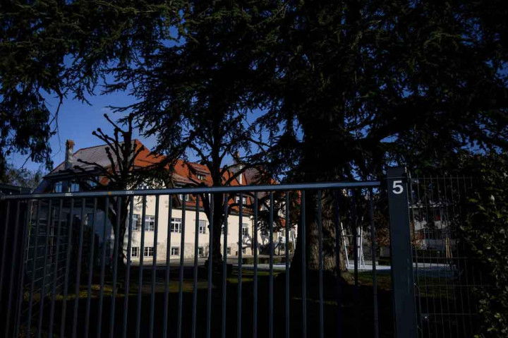 Pihak berwenang mengatakan 1.600 dari orang-orang yang dikarantina di Vaud dan Jenewa adalah anak-anak. Selain siswa, para orang tua, adik dan kakak siswa juga akan menjalani tes deteksi Omicron.