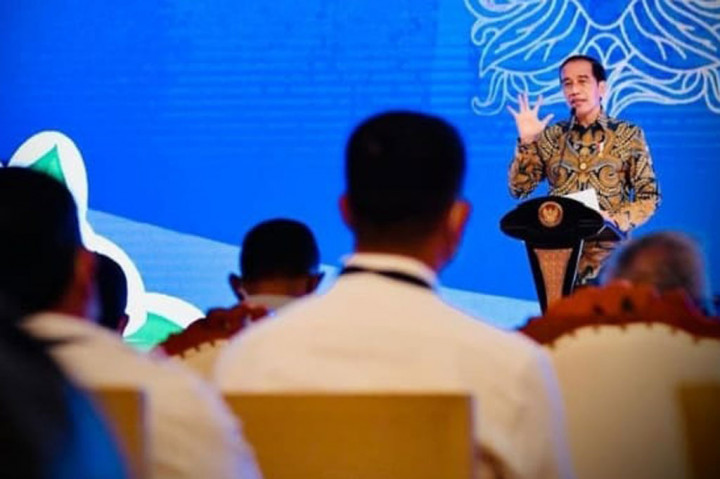 Presiden Joko Widodo memberikan sambutan saat membuka Rapat Pimpinan Nasional (Rapimnas) Kamar Dagang dan Industri (Kadin) Indonesia Tahun 2021 di Bali Nusa Dua Convention Center (BNDCC), Kabupaten Badung, Provinsi Bali, Jumat, 3 Desember 2021.