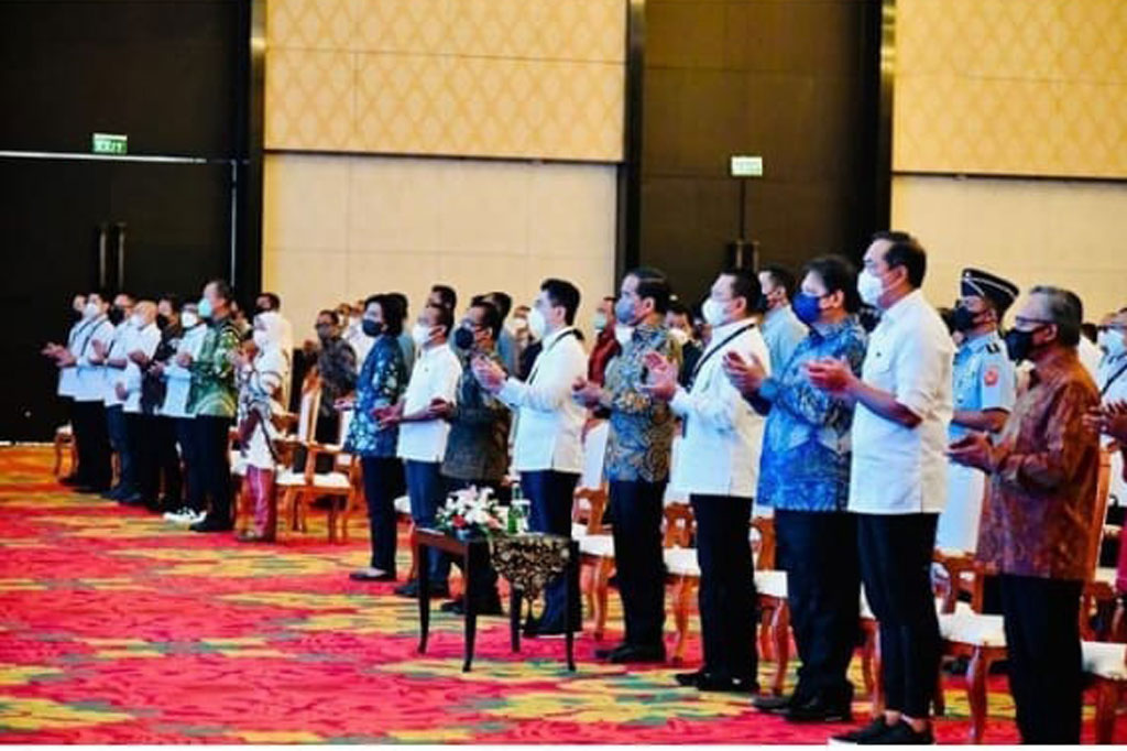 Menurut Jokowi, saat ini bandul ekonomi dunia mulai bergerak ke arah ekonomi hijau. Untuk itu, Indonesia harus segera menyesuaikan agar ketika dunia hanya menerima produk-produk yang dihasilkan energi terbarukan, Indonesia sudah siap.