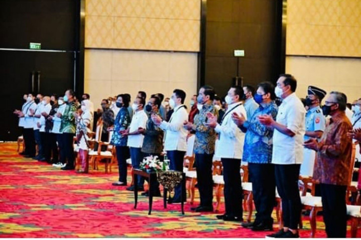 Menurut Jokowi, saat ini bandul ekonomi dunia mulai bergerak ke arah ekonomi hijau. Untuk itu, Indonesia harus segera menyesuaikan agar ketika dunia hanya menerima produk-produk yang dihasilkan energi terbarukan, Indonesia sudah siap.
