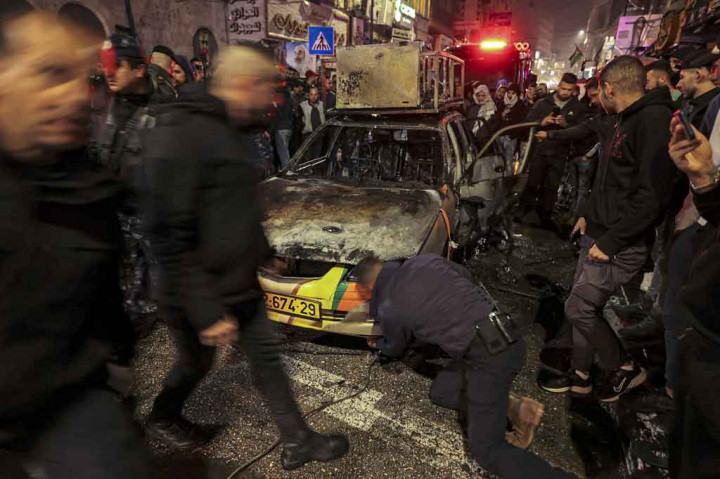Dua orang Israel diserang dan mobilnya dibakar oleh sekelompok warga Palestina setelah tersesat dan memasuki Kota Ramallah, Rabu, 1 Desember 2021 malam waktu setempat.