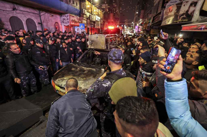 Polisi Palestina kemudian menyelamatkan kedua orang itu dan menyerahkannya ke pihak Israel.