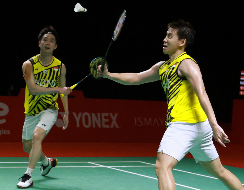 Kevin Sanjaya Sukamuljo/Marcus Fernaldi Gideon mengembalikan kok ke arah lawannya Kim Astrup and Anders Skaarup Rasmussen pada pertandingan terakhir fase Grup A di Bali International Convention Center, Jumat, 3 Desember 2021 malam.