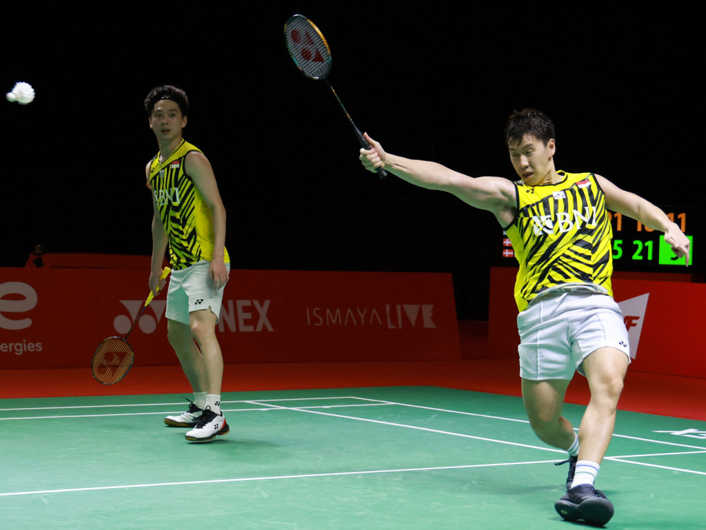 Kevin Sanjaya Sukamuljo/Marcus Fernaldi Gideon akan menghadapi juara Olimpiade Tokyo 2020, Lee Yang/Wang Chi-lin di semifinal BWF World Tour Finals 2021. Ini merupakan hasil undian yang digelar Jumat, 3 Desember 2021 malam.