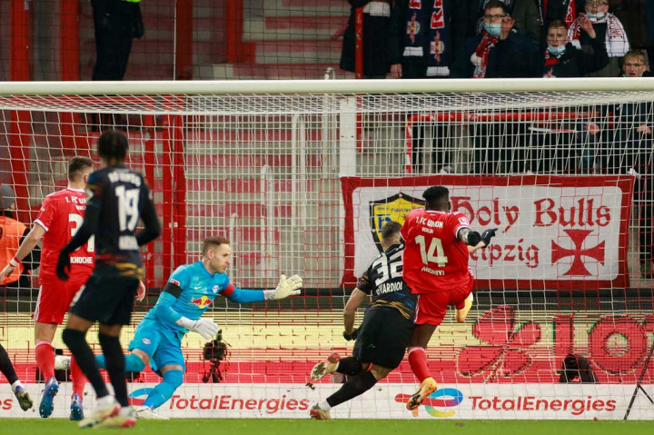 Union memimpin terlebih dahulu ketika Taiwo Awoniyi sukses menceploskan bola ke tiang jauh setelah enam menit pertandingan di mulai.