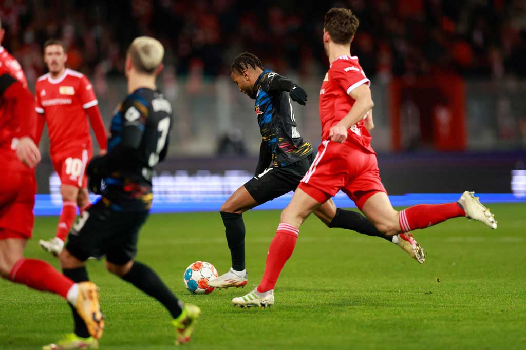 Leipzig, yang kemenangan tandang terakhirnya di Bundesliga terjadi pada April, sempat menyamakan kedudukan tujuh menit kemudian lewat tembakan Christopher Nkunku dari jarak 25 meter ketika kiper Andreas Luthe salah menilai arah bola.