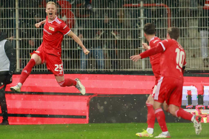 Bersamaan dengan turunnya salju di ibu kota setelah turun minum, Union kembali unggul ketika Timo Baumgartl memanfaatkan tendangan Max Kruse yang memantul untuk kemudian menyarangkan bola dari jarak dekat pada menit ke-57.