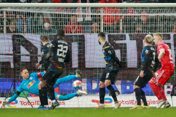 Union melewatkan beberapa peluang emas setelah kiper Leipzig Peter Gulacsi melakukan beberapa penyelamatan gemilang untuk menjaga skor tetap berselisih tipis.