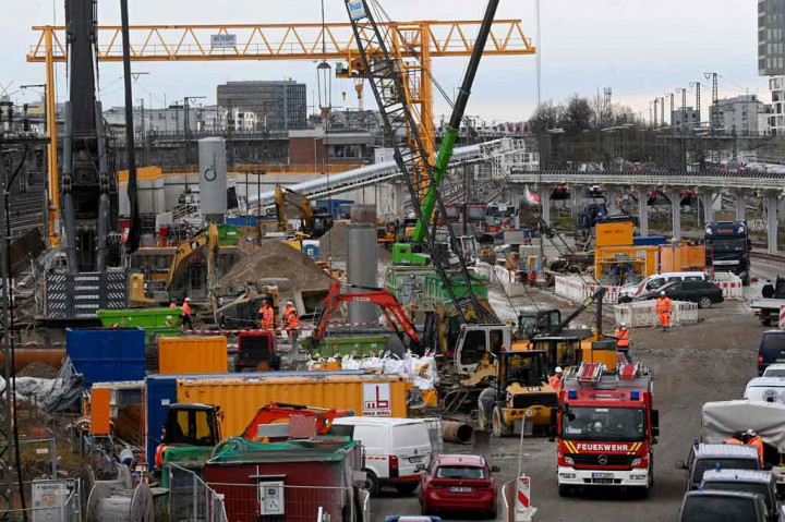 Petugas pemadam kebakaran dan polisi bekerja di lokasi ledakan bom di dekat stasiun kereta api utama di Munich, Jerman selatan, pada Rabu, 1 Desember 2021. 