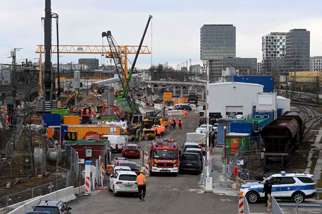 Menurut laporan media, empat orang terluka, salah satunya serius, setelah bom peninggalan Perang Dunia II meledak saat pekerjaan sedang berlangsung di lokasi konstruksi dekat dengan stasiun kereta api.
