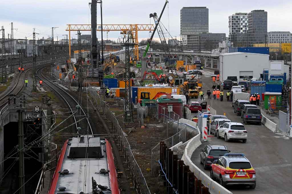 Menurut laporan media setempat, ledakan itu terdengar beberapa kilometer jauhnya dan puing-puing berserakan ratusan meter. Gambar menunjukkan kepulan asap membubung tepat di sebelah rel kereta api.
