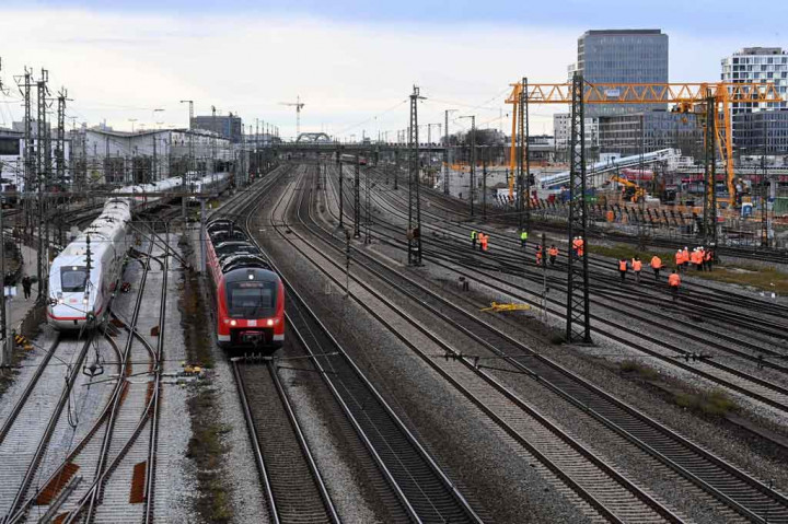 Menurut petugas pemadam kebakaran, ledakan terjadi di dekat jembatan yang  dilalui oleh semua kereta api yang bepergian ke atau dari stasiun. Operator kereta api Deutsche Bahn menangguhkan layanannya di jalur yang terkena dampak.