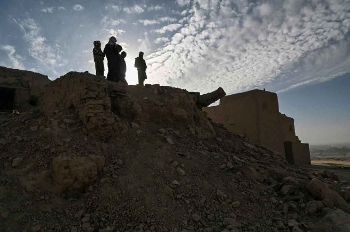 Daerah pedesaan seperti Arzo, pinggiran Kota Ghazni menanggung beban konflik dua dekade di mana gerilyawan Taliban menghadapi pasukan AS, NATO, dan Afghanistan, dengan korban sipil yang ditimbulkan oleh kedua sisi.