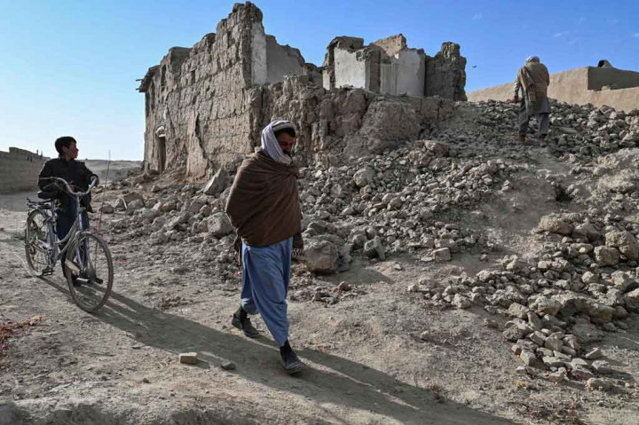 Salah satu warga, Lailuma, 55, kehilangan putrinya dalam baku tembak antara pasukan Afghanistan dan pemberontak. Suaminya selamat dari peluru di kepala, tetapi tidak bisa lagi bekerja. Pertama kali rumahnya runtuh dalam pertempuran, dia membangunnya kembali. Namun kali ini, dia tidak punya uang lagi.