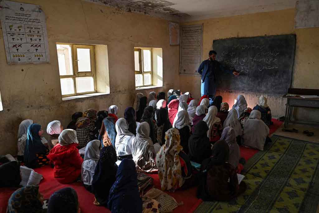 Sekolah telah memulai kembali kelas, dan Rafiullah mencoba untuk bersukacita karena dipersatukan kembali dengan murid-muridnya, tetapi dia masih berduka karena kehilangan anaknya.