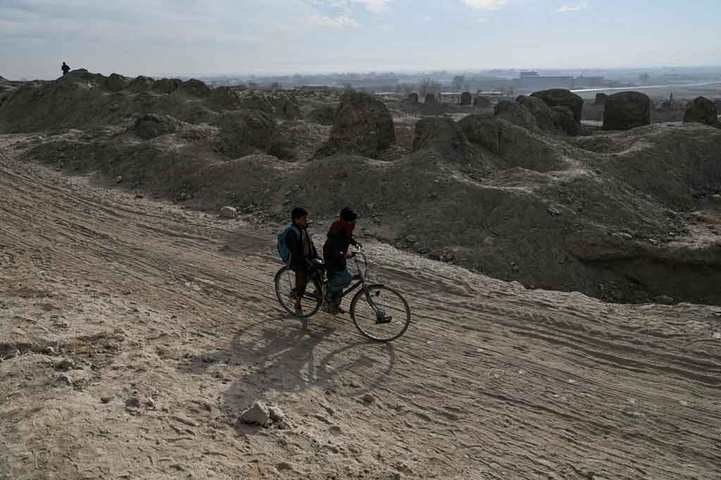 Pada Agustus Afghanistan jatuh ke tangan Taliban dan krisis ekonomi terjadi dengan komunitas internasional yang sebagian besar membekukan dana untuk negara yang bergantung pada bantuan itu.