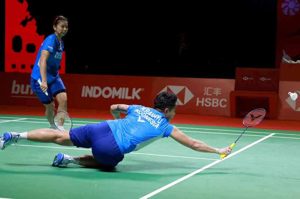 Apriyani Rahayu susah payah mengembalikan kok ke arah lawannya pasangan asal Jepang Nami Matsuyama/Chiharu Shida pada babak semifinal BWF World Tour Finals 2021 Nusa Dua, Bali, Sabtu, 4 Desember 2021.