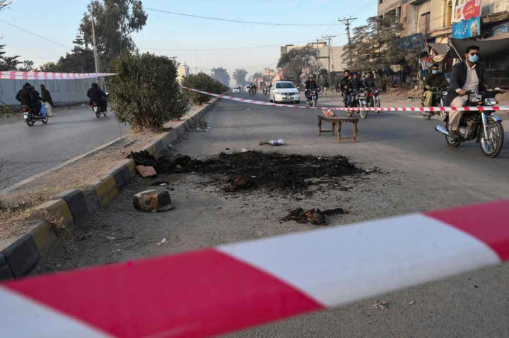 Seorang pria warga negara Sri Lanka disiksa, dibunuh, dan kemudian dibakar oleh massa di Pakistan atas dugaan penistaan agama. Korban yang merupakan seorang manajer pabrik garmen dituduh merobek sebuah poster yang bertuliskan ayat suci.