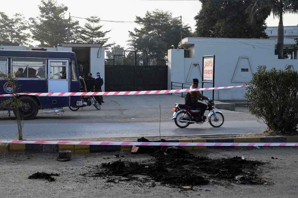 Perdana Menteri Pakistan Imran Khan mengecam keras aksi main hakim sendiri tersebut. 