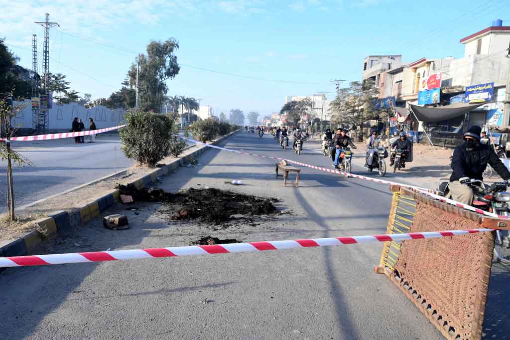 Dalam video mengerikan yang dibagikan di media sosial, Diyawadana terlihat dilempar ke lantai, di mana ratusan orang mulai merobek pakaiannya, memukulinya dengan keras. Dia disiksa sampai mati dan kemudian tubuhnya dibakar. Puluhan orang di kerumunan juga terlihat berfoto selfie dengan jenazahnya.