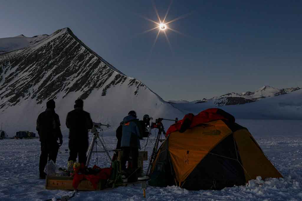 Satu-satunya tempat gerhana total kali ini hanya bisa dilihat di Antartika. Gerhana sebagian diperkirakan bisa dilihat dari Afrika Selatan, Chili, Selandia Baru, dan Australia pada hari Sabtu. Amerika Utara melihat sekilas gerhana matahari total berikutnya pada 8 April 2024.