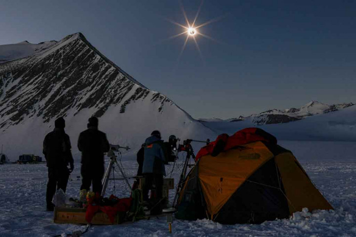 Satu-satunya tempat gerhana total kali ini hanya bisa dilihat di Antartika. Gerhana sebagian diperkirakan bisa dilihat dari Afrika Selatan, Chili, Selandia Baru, dan Australia pada hari Sabtu. Amerika Utara melihat sekilas gerhana matahari total berikutnya pada 8 April 2024.