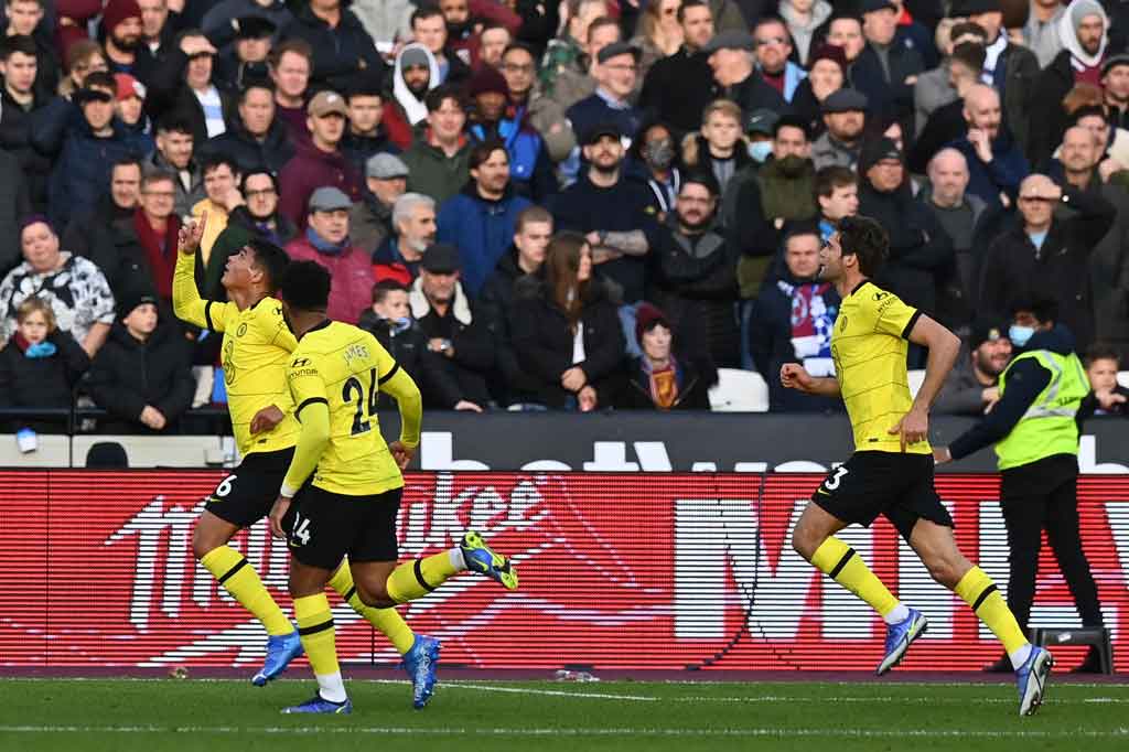 Thiago Silva membuka keunggulan Chelsea lewat tandukan menyambut sepak pojok kiriman Mason Mount pada menit ke-28.