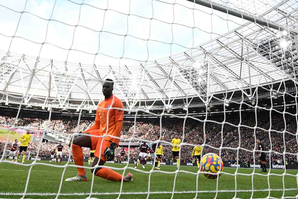 Pada menit ke-38 tuan rumah mendapatkan hadiah penalti setelah Jarrod Bowen dilanggar Mendy. Manuel Lanzini yang jadi algojo dan dengan tenang memperdaya Mendy untuk membuat kedudukan imbang pada menit ke-40.