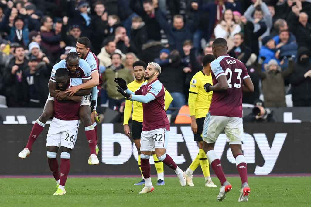 West Ham berhasil membalikkan kedudukan hanya tiga menit jelang bubaran waktu normal ketika Arthur Masuaku melepaskan umpan silang yang terlalu tajam dan justru memperdaya Mendy serta melesak ke dalam gawang Chelsea.