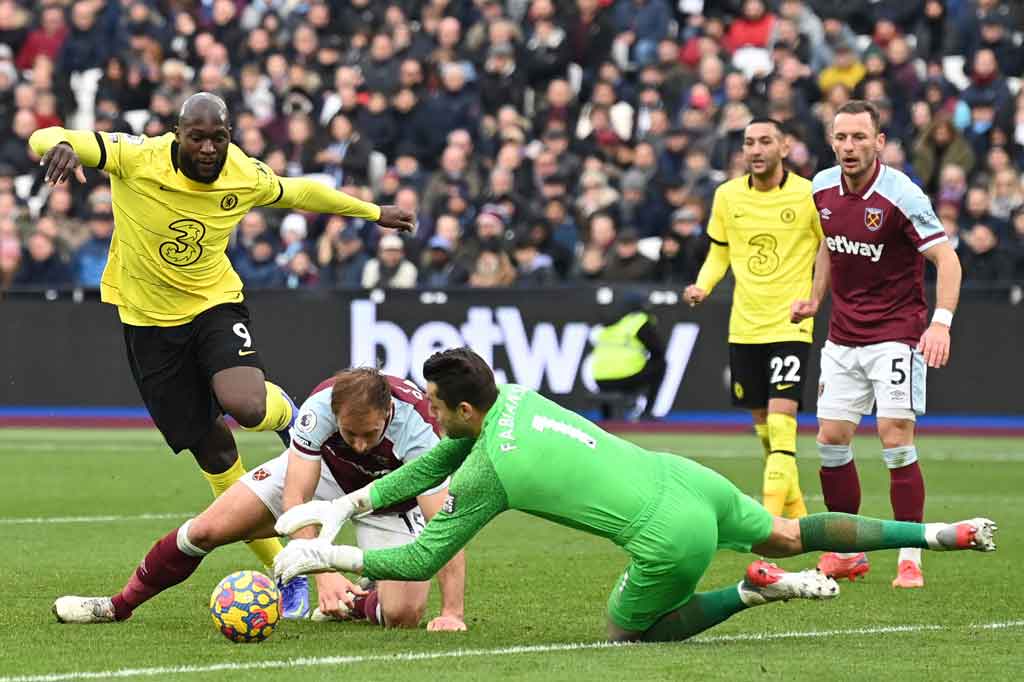 Chelsea berusaha bangkit, tapi West Ham mampu meredam gelombang serangan tim tamu guna menjaga skor 3-2 bertahan hingga peluit tanda laga usai berbunyi.