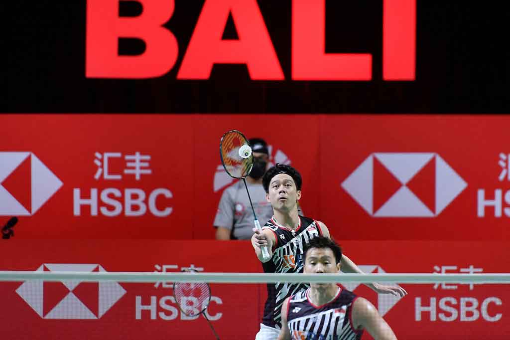 Marcus Fernaldi Gideon dan Kevin Sanjaya Sukamuljo berusaha mengembalikan kok ke arah lawannya Lee Yang/Wang Chi Lin di babak semifinal World Tour Finals 2021 di Nusa Dua Bali, Sabtu, 4 Desember 2021 malam.