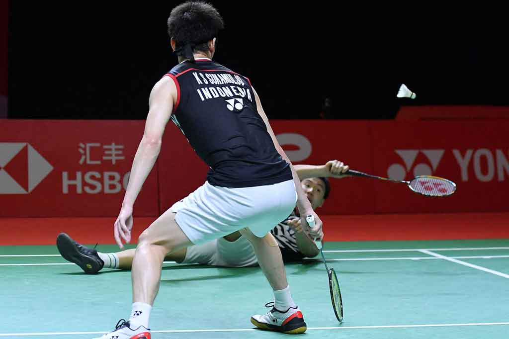 Ganda putra peringkat satu dunia ini sempat tertinggal di gim pertama dari pasangan peraih medali emas Olimpiade Tokyo itu, namun sukses mengamankan dua gim selanjutnya dengan skor akhir 18-21, 23-21, 21-17.